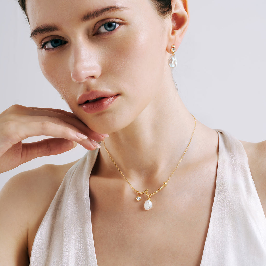 Floriography Pearl Curve Necklace