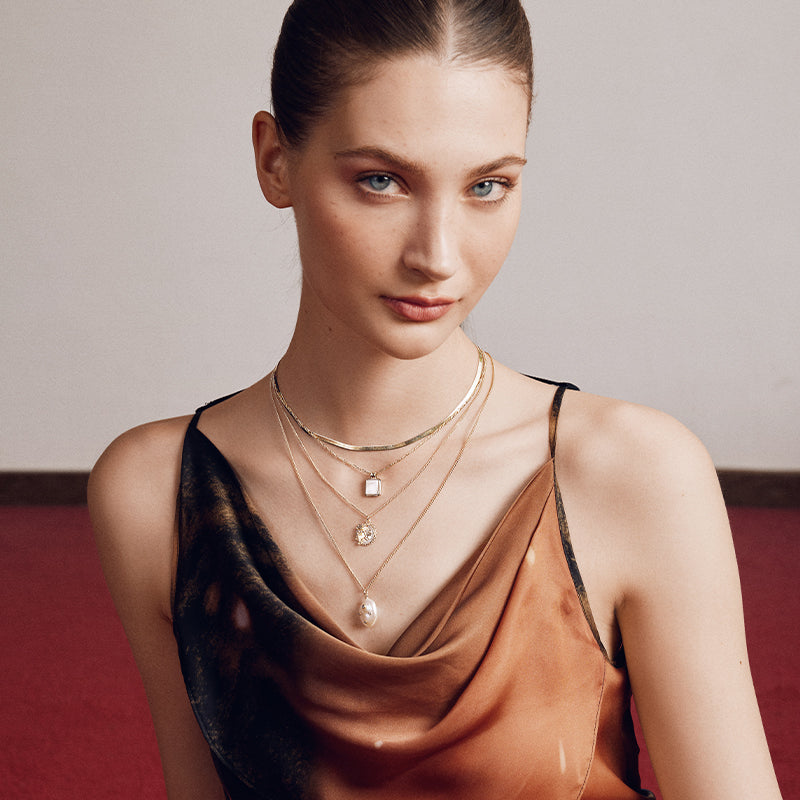 Oil Frame Gemstone Necklace