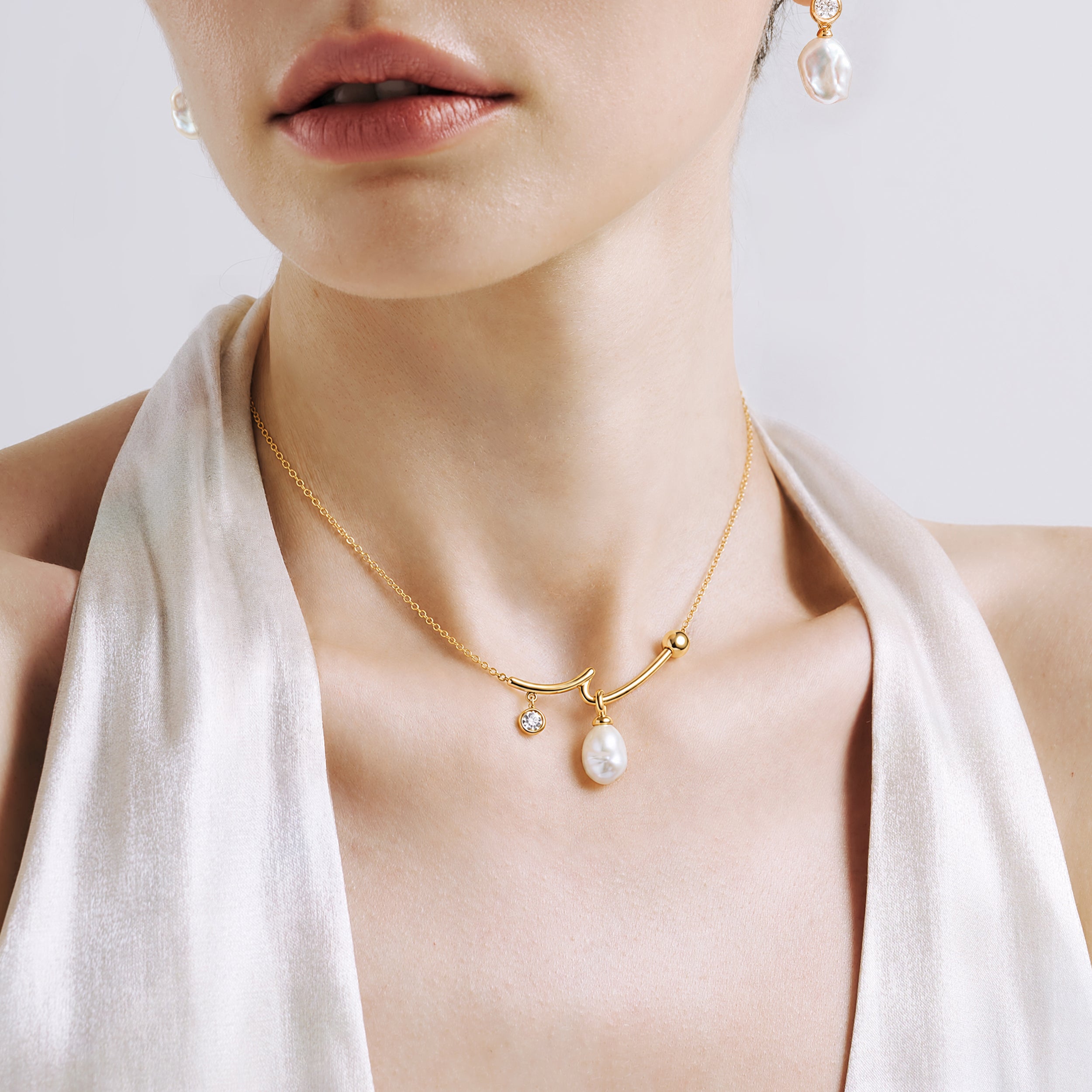 Floriography Pearl Curve Necklace