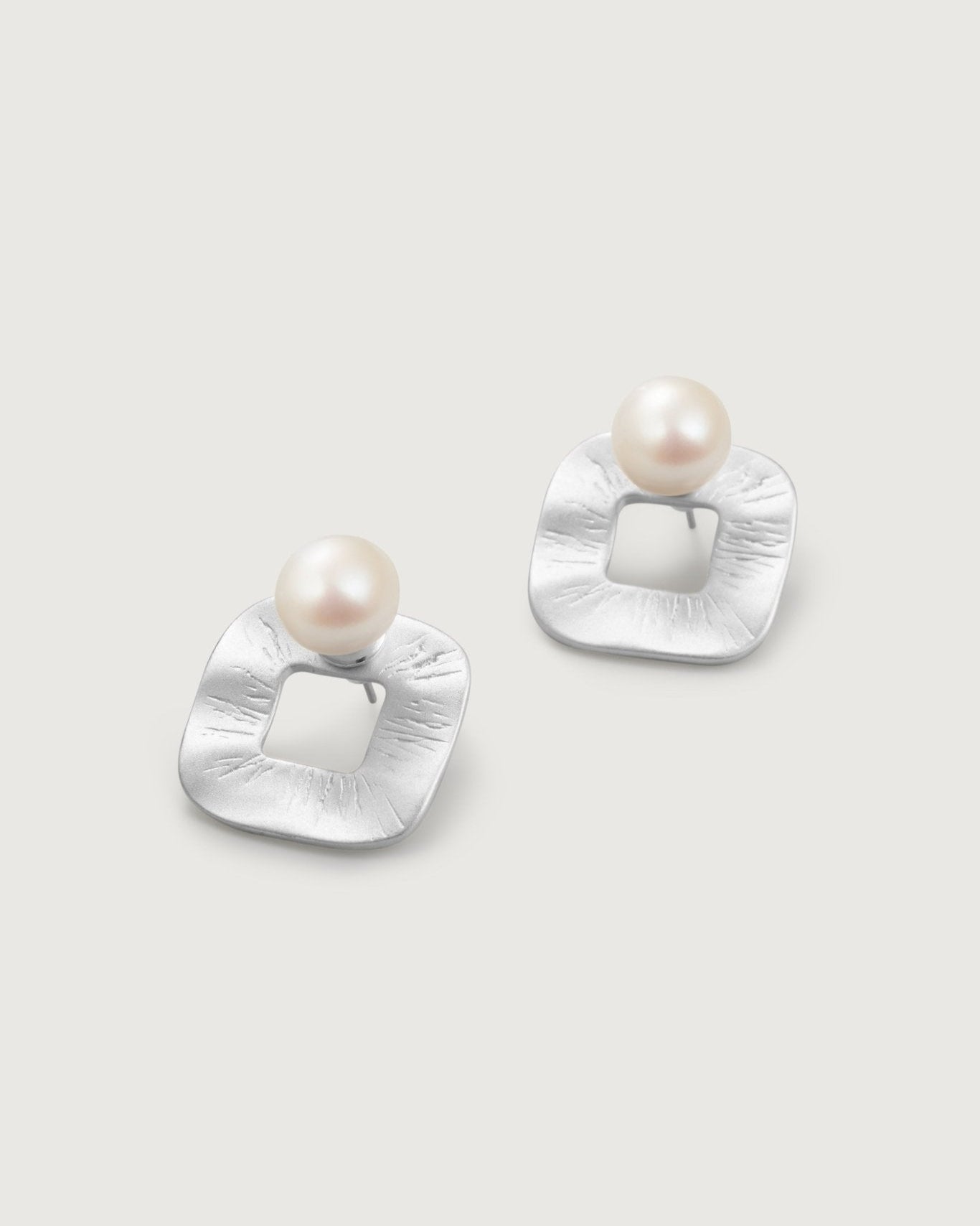 White Magnolia Pearl Earring - Amber lollipop